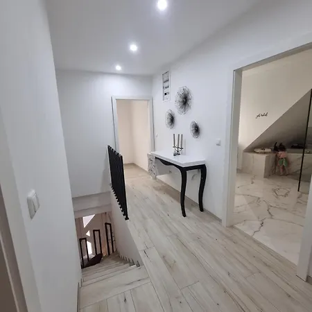 Haus Mit Garten Und Parkplaetzen Будинок відпочинку