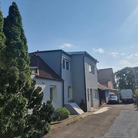 Haus Mit Garten Und Parkplaetzen Будинок відпочинку Грац