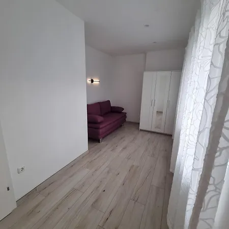 Haus Mit Garten Und Parkplaetzen Будинок відпочинку
