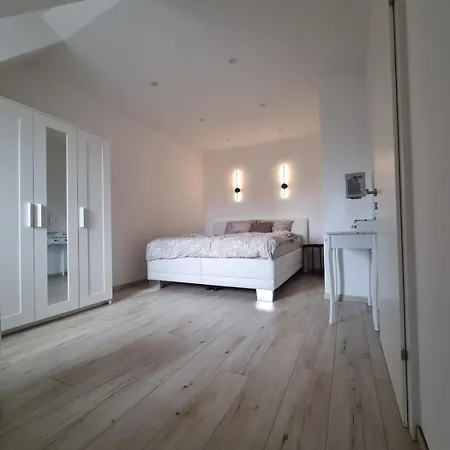 Haus Mit Garten Und Parkplaetzen Будинок відпочинку Грац