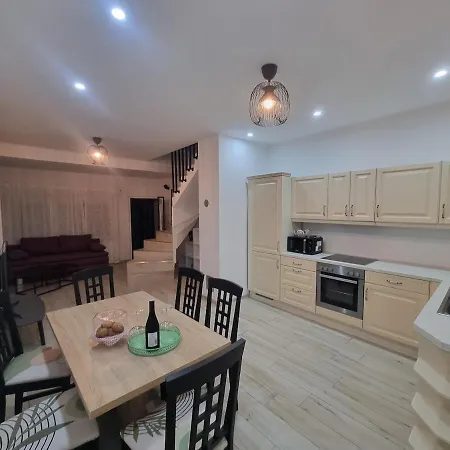 Haus Mit Garten Und Parkplaetzen Будинок відпочинку *