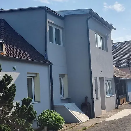 Haus Mit Garten Und Parkplaetzen