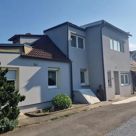 Haus Mit Garten Und Parkplaetzen Holiday home *